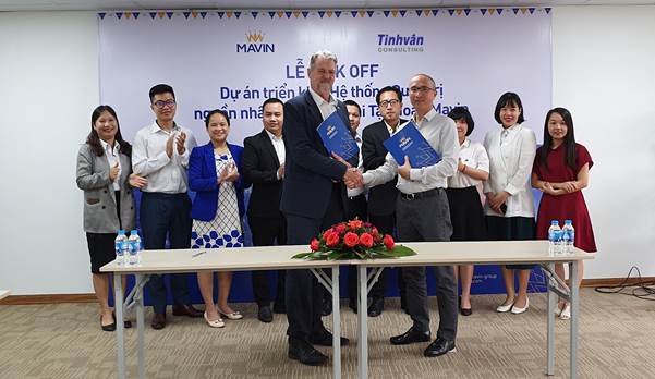 A leader of Mavin Group (left) and a representative from Tinhvan Consulting company sign a contract to implement HiStaff Human Resource Management System. Photo: Vu Toan.