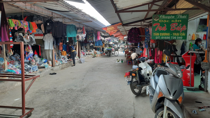 Chợ Núi Voi hiện là nơi buôn bán thường xuyên của 62 hộ kinh doanh. Ảnh: Toán Nguyễn.