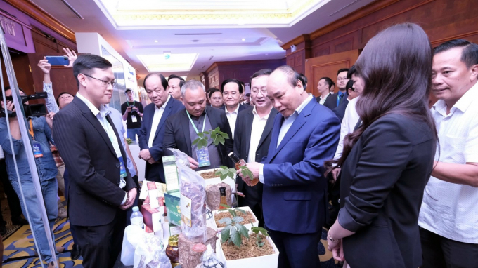 Nguyên Thủ tướng Chính phủ Nguyễn Xuân Phúc thăm gian hàng trưng bày các sản phẩm sâm Ngọc Linh của Công ty Cổ phần Sâm Ngọc Linh Tu Mơ Rông Kon Tum năm 2019. Ảnh: Phúc Lập.