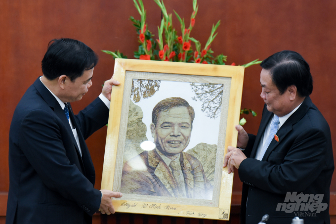 Bộ trưởng Lê Minh Hoan tặng bức chân dung làm từ lá sen Đồng Tháp cho người tiền nhiệm. Ảnh: Tùng Đinh.