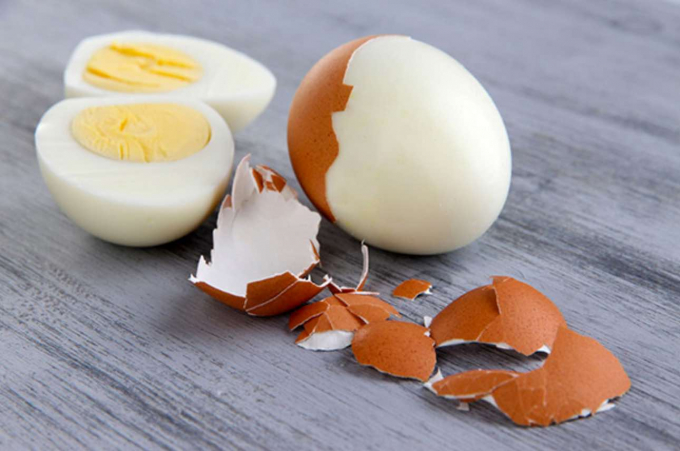 Trứng gà có tác dụng làm giảm quầng thâm vùng mắt.