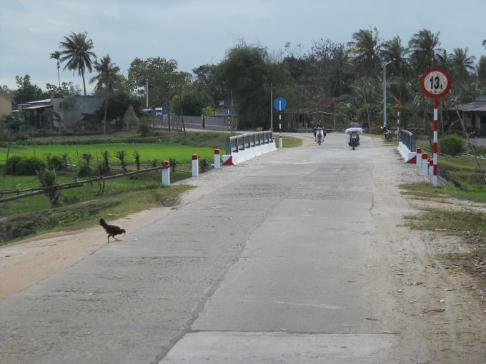 Tuyến đường giao thông nông thôn được xay dựng giúp người dân đi lại được thuận tiện hơn