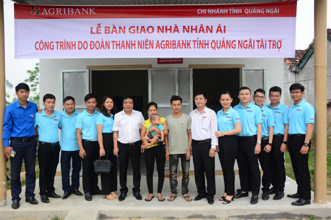 Đoàn Thanh niên Agribank Chi nhánh Quảng Ngãi tổ chức lễ bàn giao nhà nhân ái cho hộ anh Nguyễn Ngọc. Ảnh: Phượng Thu