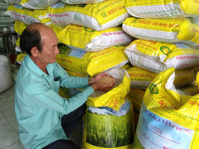 Nông dân chọn mua lúa giống chất lượng, có phẩm cấp ở các đơn chuyên nghiên cứu, sản xuất có uy tín trên thị trường. Ảnh: Hoàng Vũ.