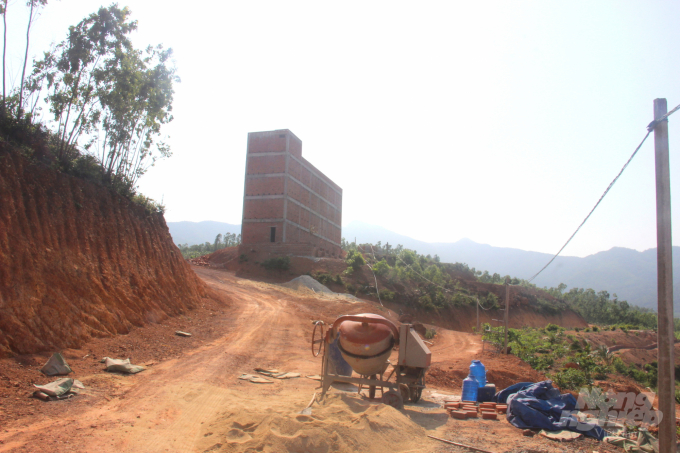 Nhiều vạt đồi đã bị đào múc để làm đường giao thông dẫn đến công trình nhà yến của ông Lâm. Ảnh: Vũ Đình Thung.