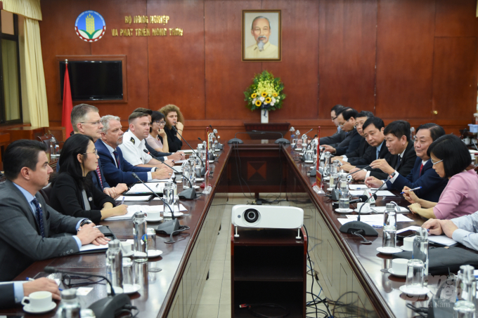 Bộ trưởng Bộ NN-PTNT Lê Minh Hoan làm việc với Đại sứ Mỹ tại Việt Nam Daniel Kritenbrink chiều 13/4. Ảnh: Tùng Đinh.