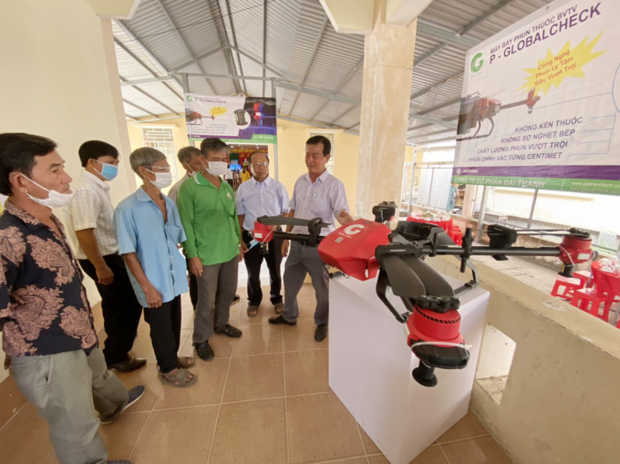 Tuy drone còn khá mới mẻ nhưng được nông dân An Giang đánh giá cao và chấp nhận sử dụng công nghệ này để áp dụng vào đồng ruộng. Ảnh: Lê Hoàng Vũ.