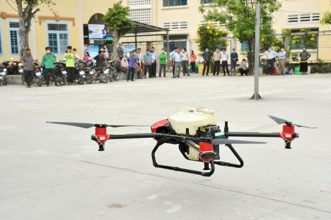 Giá công phun xịt thuốc BVTV cho lúa sử dụng drone là 180 ngàn đồng/ha. Ảnh: Lê Hoàng Vũ.