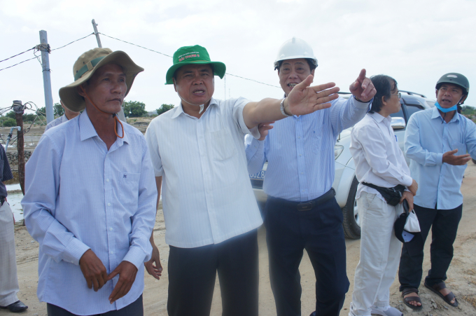 Thứ trưởng Bộ NN-PTNT Trần Thanh Nam khảo sát tại cánh đồng muối của người dân xã Nhơn Hải. Ảnh: Mai Phương.