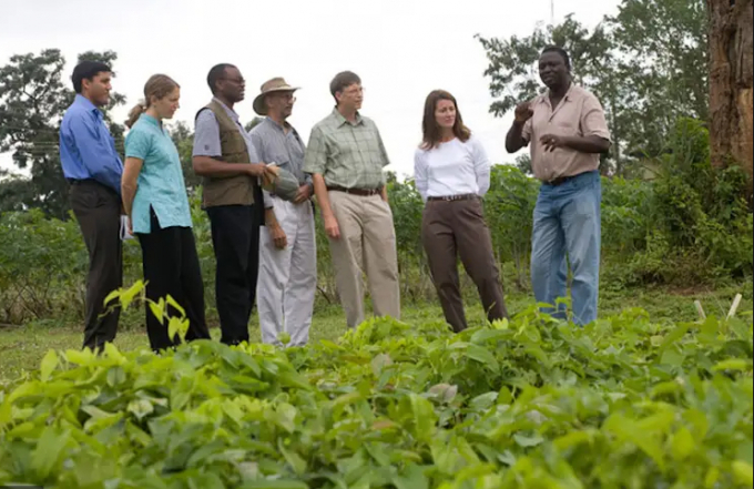 Vợ chồng ông Bill Gates thăm một cánh đồng ở quận Abuja, Nigeria hồi năm 2006. Ảnh: B&MF