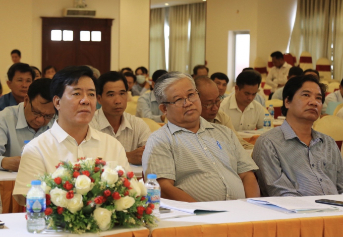 Ông Ngô Văn Đông, Tổng gíam đốc Công ty Bình Điền (bìa trái) cam kết sẽ tiếp tục thực hiện mô hình giúp nông dân sản xuất lúa ở khắp các vùng miền đất nước. Ảnh: Đình Thế.