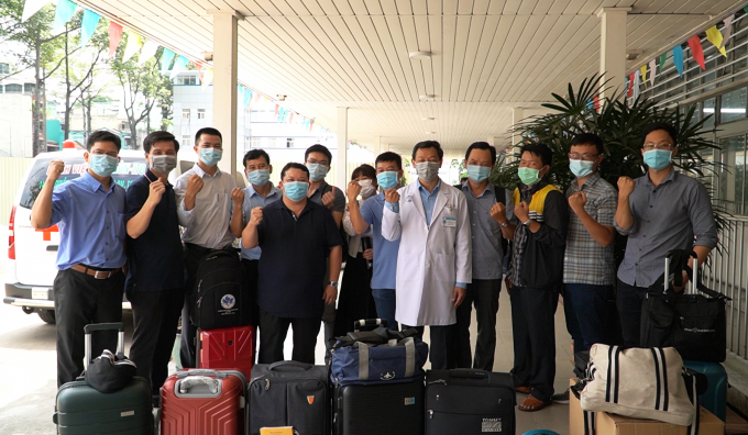 TS.BS Nguyễn Tri Thức, Giám đốc Bệnh viện Chợ Rẫy (giữa) động viên tinh thần 13 y bác sĩ lên đường làm nhiệm vụ tại Kiên Giang. Ảnh: Bệnh viện cung cấp.