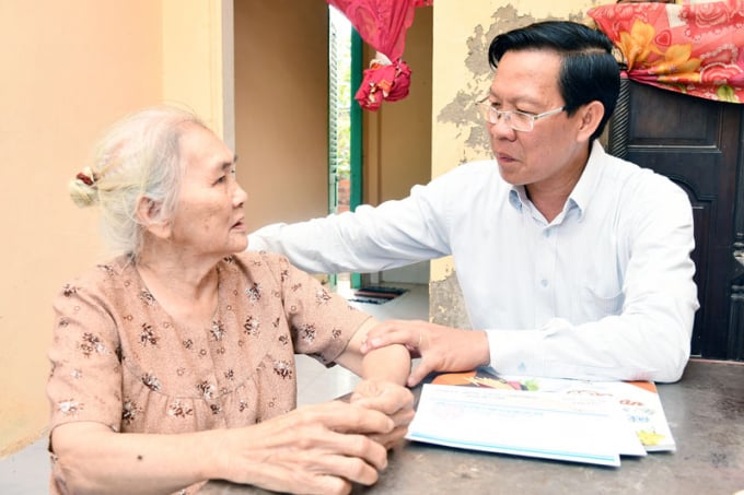 Ông Phan Văn Mãi thăm hỏi người dân ở xã Bình Thới, huyện Bình Đại. Ảnh: H.Hiệp.