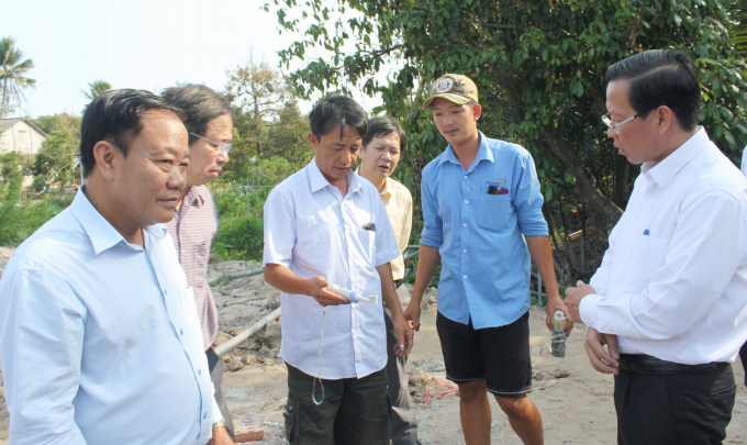 Ông Phan Văn Mãi (phải) khảo sát tình hình dự trữ nước ngọt tại huyện Chợ Lách. Ảnh: Minh Đảm.