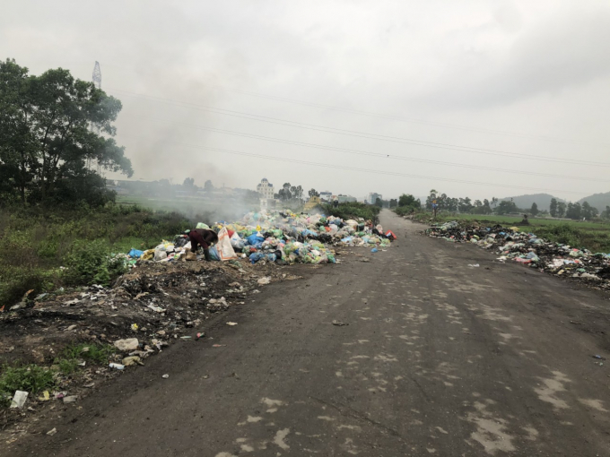 Rác thải vứt bừa bãi rồi đốt cháy nghi ngút tại xã Chính Mỹ, huyện Thủy Nguyên. Ảnh: Đinh Mười.