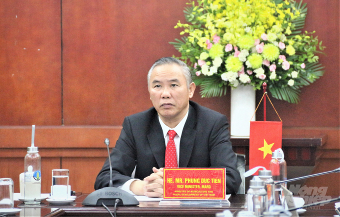 Thứ trưởng Phùng Đức Tiến đại diện cho Việt Nam tham dự Hội nghị trực tuyến cấp Bộ trưởng Nông nghiệp Đông Á với chủ đề Xây dựng hệ thống thực phẩm đến năm 2030. Ảnh: Phạm Hiếu.