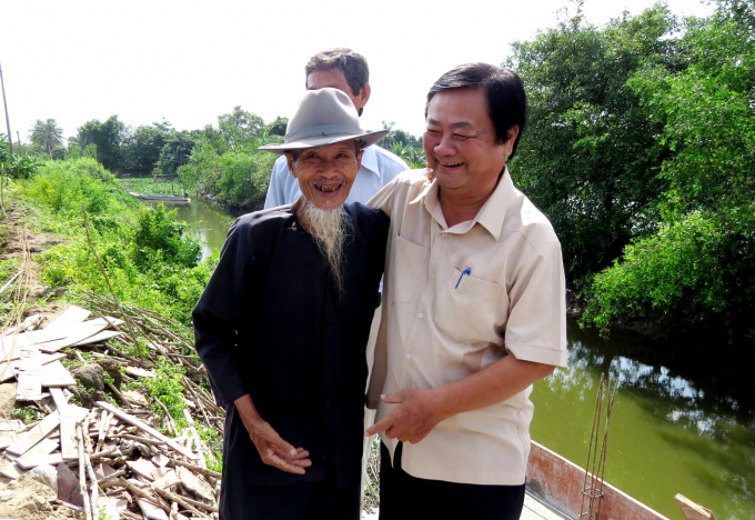 Bộ trưởng Bộ NN-PTNT Lê Minh Hoan là người luôn gắn bó với người dân. Ảnh: Lê Hoàng Vũ.