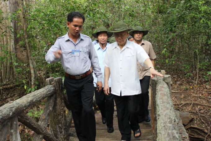 Tổng bí thư Nguyễn Phú Trọng thăm, làm việc tại khu di tích căn cứ Trung ương Cục. Ảnh: BQL KDT.