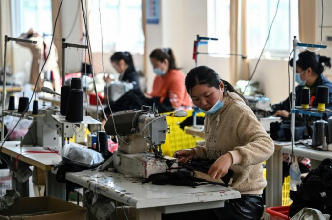 Từ ngày nghề sản xuất nội y phát triển, chị em phụ nữ địa phương không còn phải tìm việc làm ở các đô thị xa quê. Ảnh: AFP
