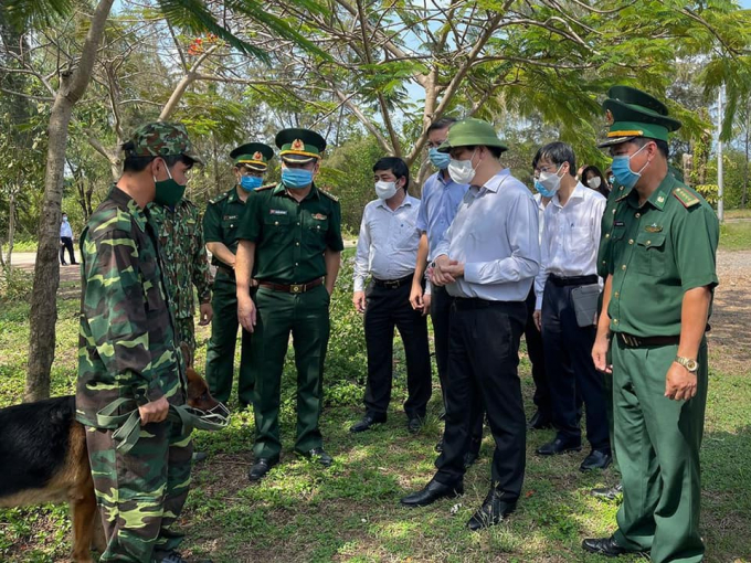 Bộ trưởng Nguyễn Thanh Long đi kiểm tra công tác phòng, chống Covid-19 tại Kiên Giang. Ảnh: BYT.