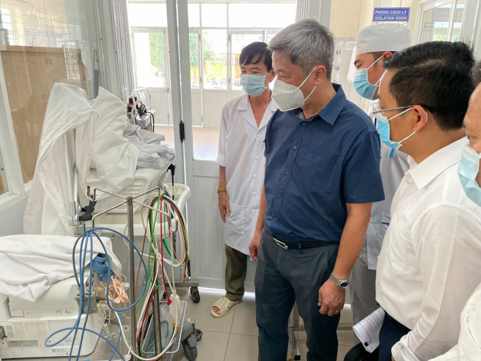 Đoàn công tác do Thứ trưởng Bộ Y tế Nguyễn Trường Sơn dẫn đầu đã kiểm tra công tác phòng chống dịch tại Trung tâm y tế huyện An Phú tỉnh An Giang. Ảnh: BYT.