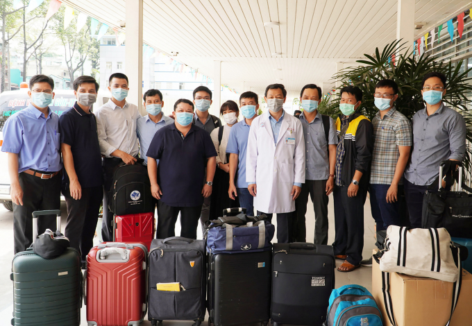 Bác sĩ Võ Ngọc Anh Thơ cùng 12 thành viên Đội phản ứng nhanh Bệnh viện Chợ Rẫy lên đường hỗ trợ Kiên Giang phòng chống dịch Covid-19 ngày 19/4/2021.