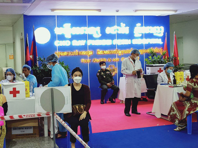 Bác sĩ Bệnh viện Chợ Rẫy Phnom Penh tại Campuchia có nhiệm vụ chăm sóc sức khỏe, điều trị cho người dân Campuchia. Ảnh: Bệnh viện cung cấp.