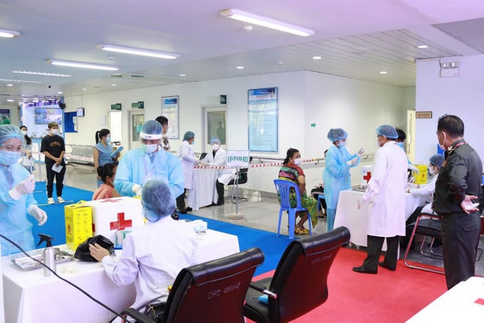 Bệnh viện Chợ Rẫy Phnom Penh tổ chức tiêm vacxin phòng Covid-19 cho 2.000 người Campuchia. Ảnh: Bệnh viện cung cấp.