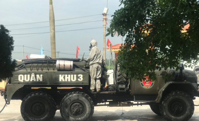 Quân Khu 3 phun thuốc khử khuẩn phòng chống covid-19. Ảnh: An Lãng.