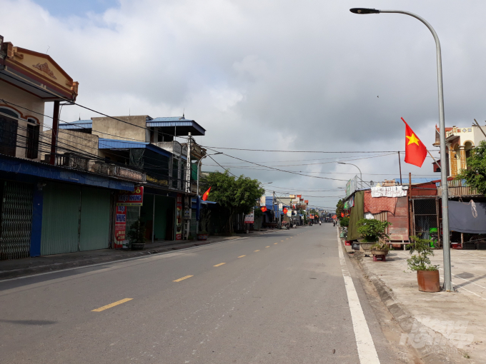 Ngày đầu tiên giãn cách xã hội thị trấn Cổ Lễ. Người dân chấp hành tốt, đường sá vắng lặng. Ảnh: An Lãng.