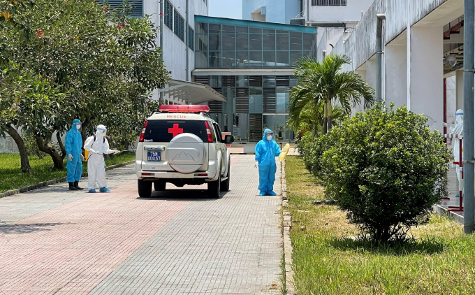 Lực lượng chức năng Thừa Thiên- Huế đang thực hiện khử khuẩn sau khi phát hiện ca nghi dương tính vi rút SARS-CoV-2. Ảnh: T.T
