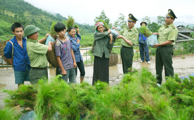Cán bộ Kiểm lâm huyện Văn Chấn cùng người dân tham gia trồng rừng. Ảnh: Thanh Miền.