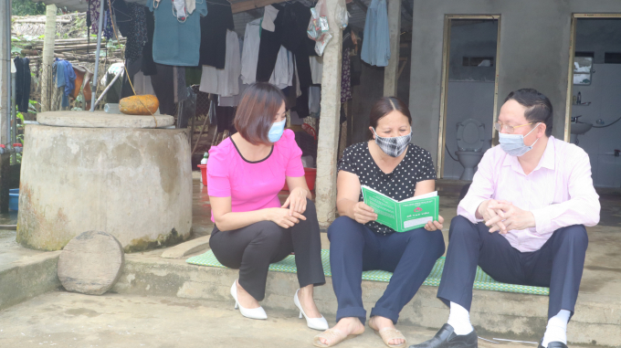 Bà Nguyễn Thị Nhạn (giữa) trình bày việc vay vốn với cán bộ tổ tín dụng xã Thịnh Hưng và ngân hàng việc vay vốn của gia đình. Ảnh: Thái Sinh.