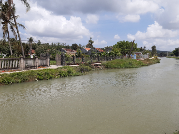 Làng ven sông đẹp thơ mộng.