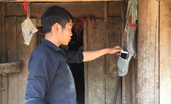 Người dân xóm Ngàm Vạng, xã Yên Sơn phải treo điện thoại trước cửa nhà để dò sóng. Ảnh: Công Hải.