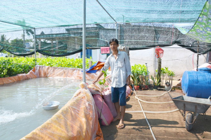 Người dân Bến Tre trữ nước ngọt chống hạn, mặn trong những mùa khô gần đây. Ảnh: Minh Đảm.