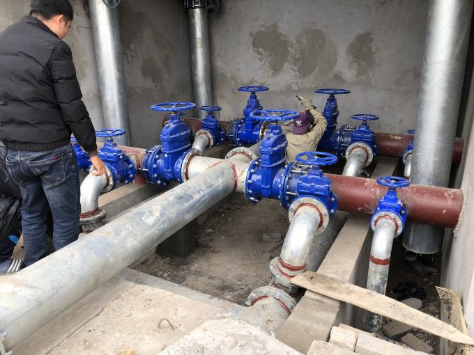 Công nhân đang khẩn trương hoàn thiện những hạng mục cuối cùng, chuẩn bị đưa hệ thống cấp nước sạch sinh hoạt tại xã Hồng Giang (Lục Ngạn) vào hoạt động. Ảnh: Trung Quân.