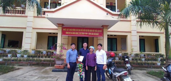 Cụ bà Hoàng Thị Chính cầm lá đơn lên UBND xã Điện Quan (huyện Bảo Yên, Lào Cai) để xin thoát nghèo. Ảnh: H.Đ
