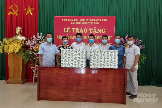 Quang cảnh buổi trao tặng khẩu trang y tế cho người dân xã Tà Rụt. Ảnh: CĐ.