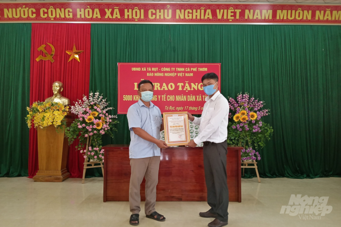Đại diện lãnh đạo xã Tà Rụt trao giấy ghi nhận Tấm lòng vàng cho phóng viên Báo NNVN. Ảnh: VNS.