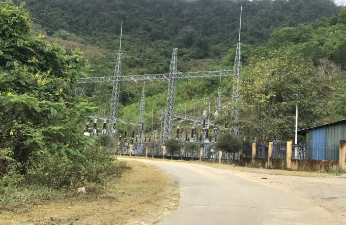 Con đường từ thị trấn Vĩnh Thạnh đi xã vùng cao Vĩnh Sơn (huyện Vĩnh Thạnh, Bình Định) rất vắng, chỉ thấy toàn những công trình thủy điện. Ảnh: Vũ Đình Thung.