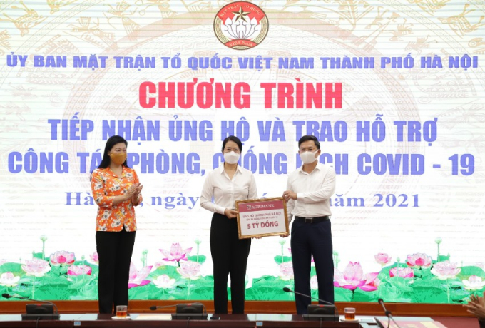 Bà Nguyễn Thị Phượng, Phó Tổng giám đốc Agribank trao số tiền 5 tỷ đồng của cán bộ, nhân viên Agribank ủng hỗ công tác phòng chống dịch Covid-19.