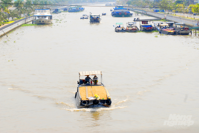 Kênh xáng Xà No là một tuyến dòng chảy quan trọng, nối sông Mêkông với biển Tây, tạo nên một hệ thống thủy văn thống nhất cho toàn vùng ĐBSCL. Ảnh: Lê Hoàng Vũ.