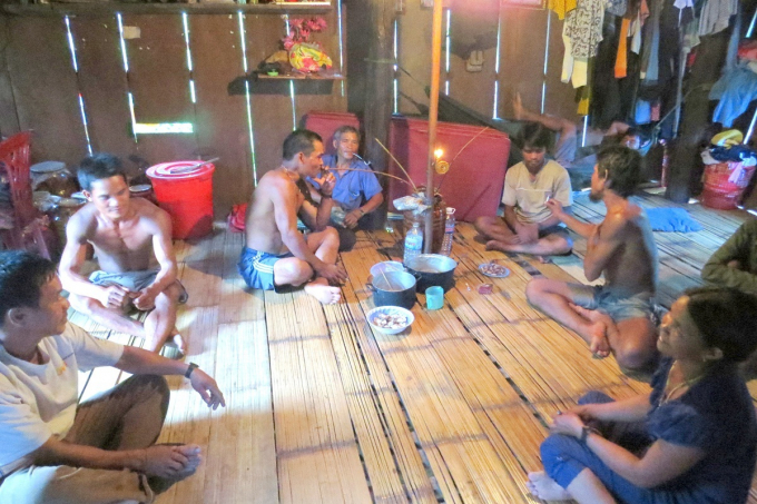 Không còn đất sản xuất, đồng bào Bana ở xã Vĩnh Kim (huyện Vĩnh Thạnh, Bình Định) suốt ngày ở nhà lấy rượu làm vui. Ảnh: Vũ Đình Thung.