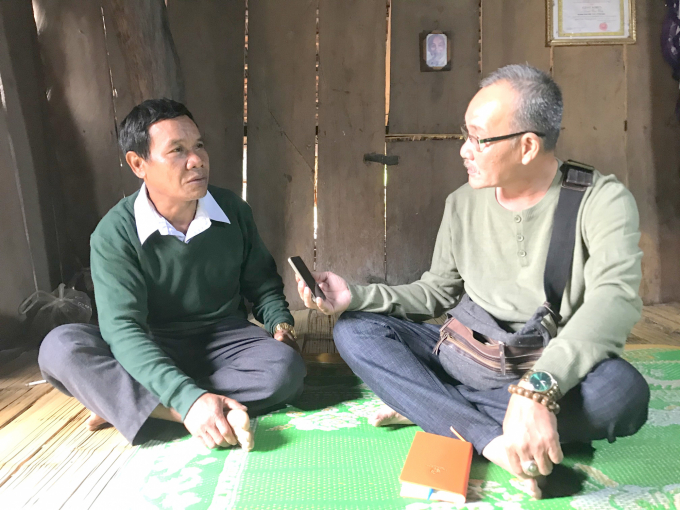 Ông Đinh Văn Vinh (bìa trái), Trưởng làng Đăk Tral, xã Vĩnh Kim (huyện Vĩnh Thạnh, Bình Định), trò chuyện với PV. 