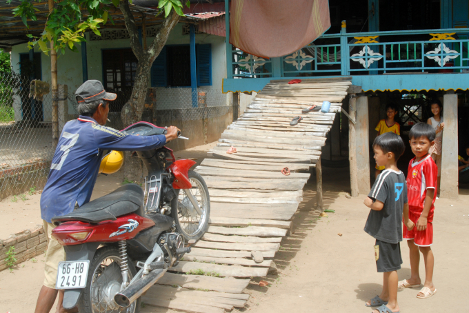 Hiện nay thanh niên, thiếu nữ ở ĐBSCL khi lớn lên đa phần đi Bình Dương, Đồng Nai và TP.HCM để mưu sinh, chỉ còn người già và trẻ nhỏ ở nhà. Ảnh: Lê Hoàng Vũ.