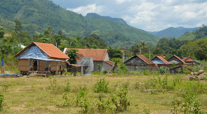 Làng Đăk Tral, xã Vĩnh Kim (huyện Vĩnh Thạnh, Bình Định) nằm hiu hắt dưới 'họng' thủy điện Vĩnh Sơn 5. Ảnh: Vũ Đình Thung.