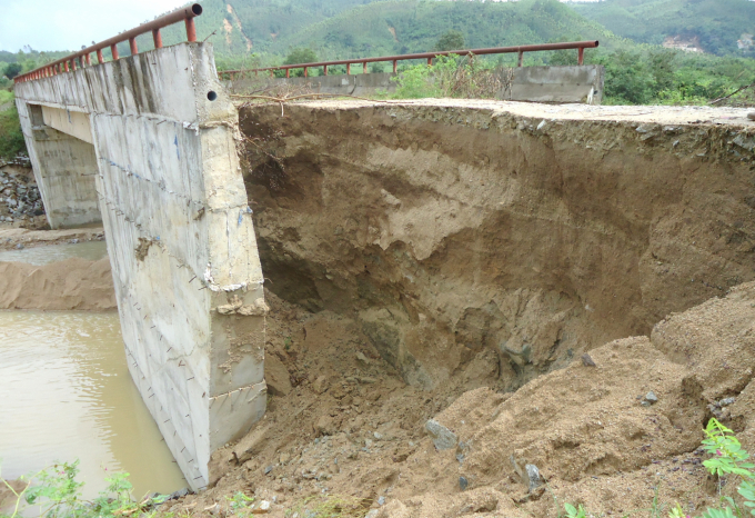 Ngày 15/11/2013, một trận lũ kinh hoàng đã đâm thẳng vào Nhà máy thủy điện An Khê-Kanak nằm trên địa bàn xã Tây Thuận (huyện Tây Sơn, Bình Định) gây hư hỏng nghiêm trọng. Ảnh: Vũ Đình Thung.