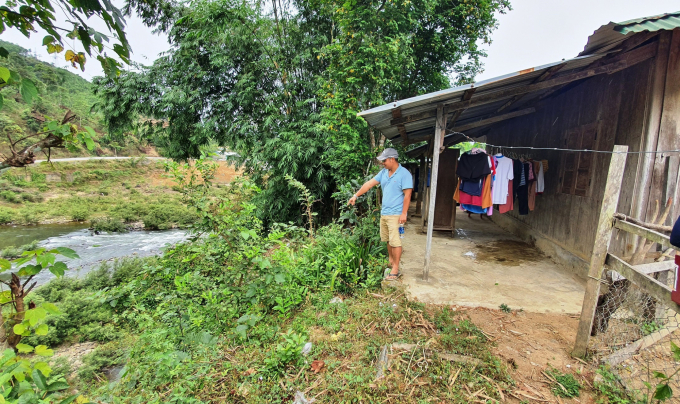 Nhiều ngôi nhà của người dân thôn Bến Giằng (xã Cà Dy, huyện Nam Giang, tỉnh Quảng Nam) nằm cheo leo bên bờ sông sau khi thủy điện xả lũ gây sạt lở. Ảnh: L.K.