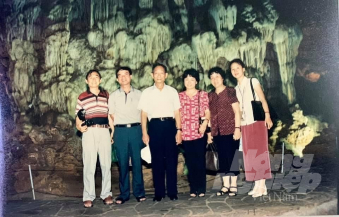 Gia đình GS.VS Viên Long Bình sang dự Hội nghị Quốc tế về lúa lai tại Hà Nội, thăm Vịnh Hạ Long, năm 2001.